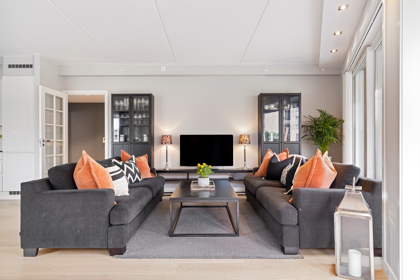 Lys og romslig stue. Galleribilde