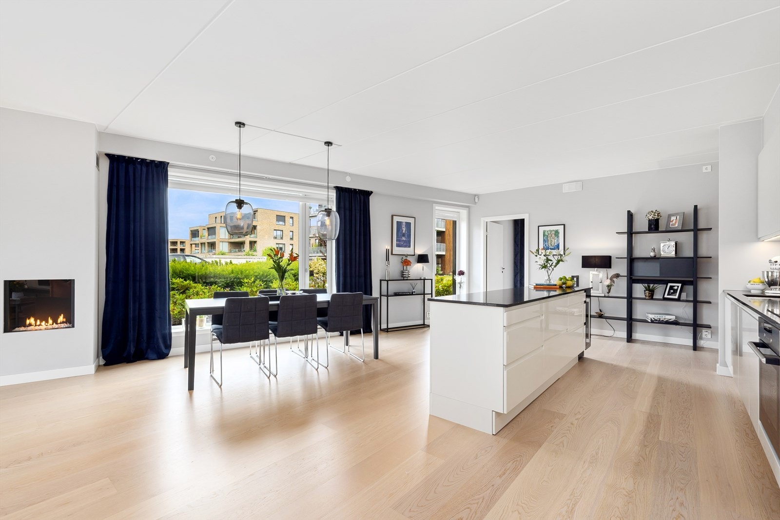 Hyggelig spisestue i tilknytning til kjøkkenet. Galleribilde