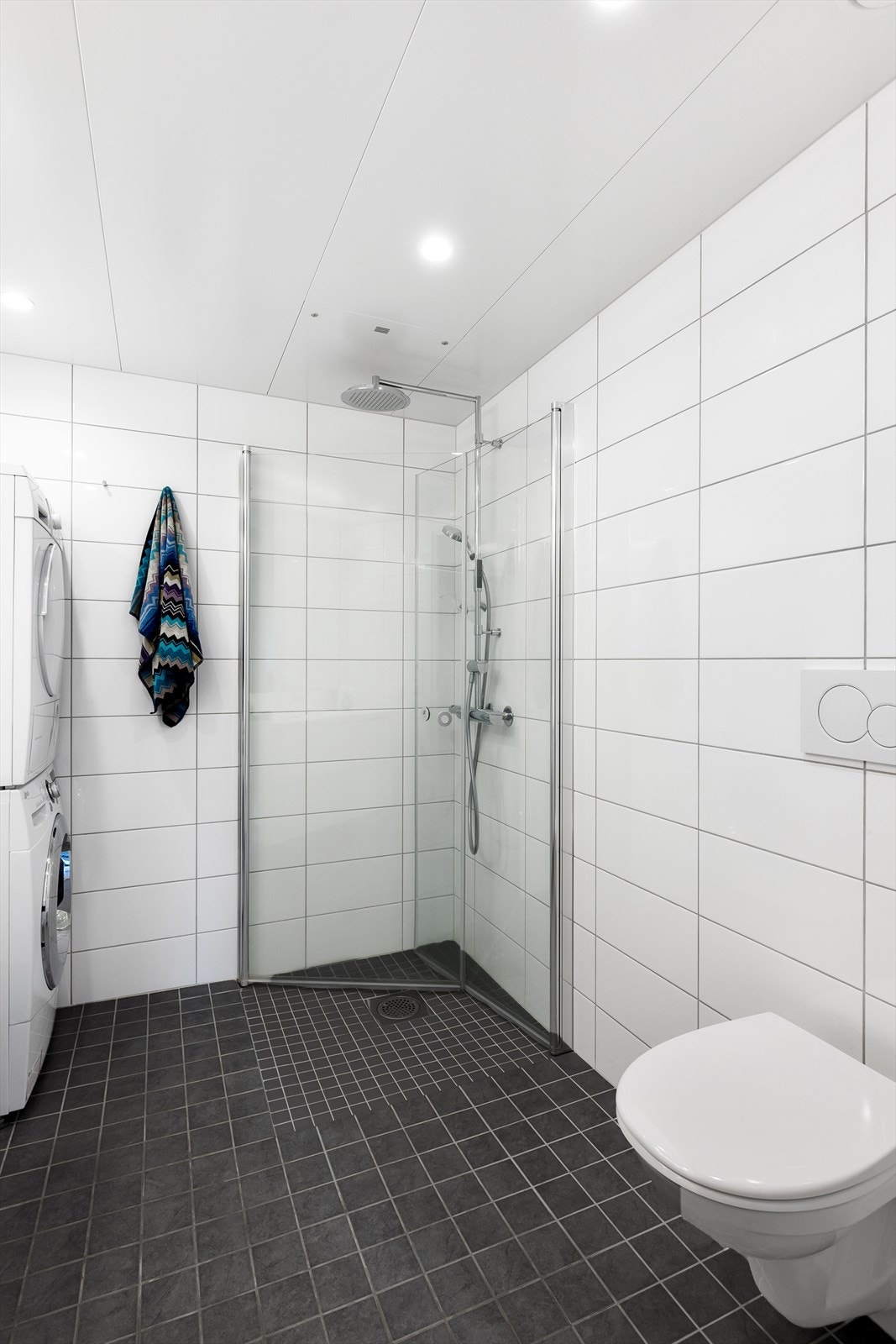 Badet har opplegg for vaskemaskin og tørketrommel. Galleribilde