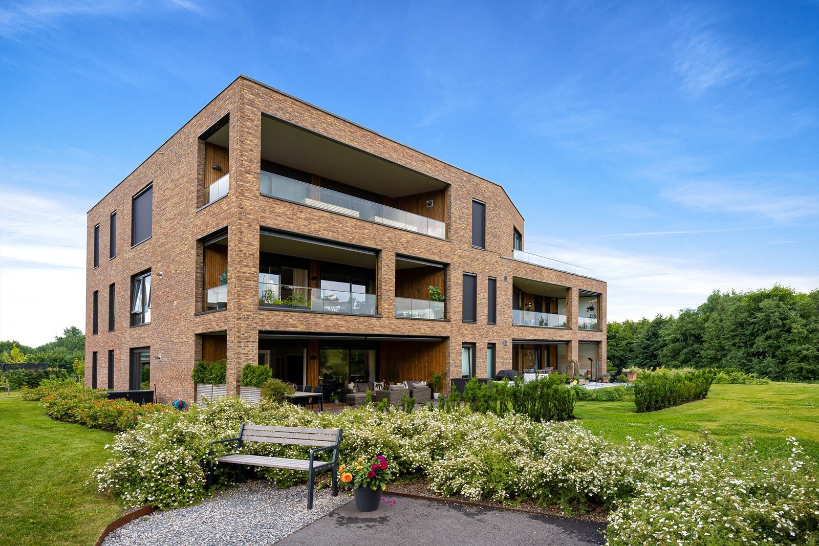 Lys og tiltalende 4-roms hjørneleilighet i moderne bygg med høy standard fra 2017. Galleribilde