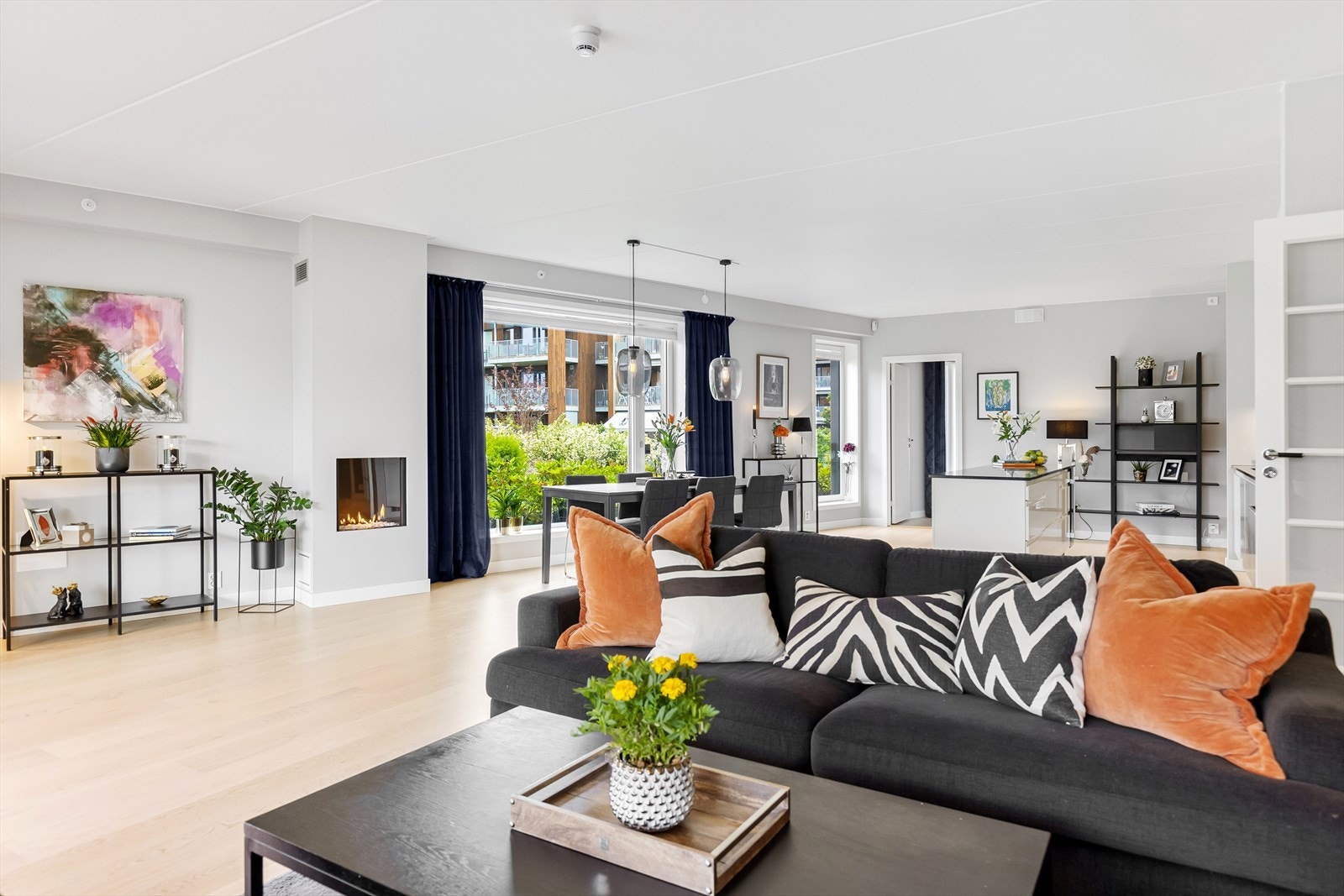 Lys og romslig stue med plass til flere soner. Galleribilde