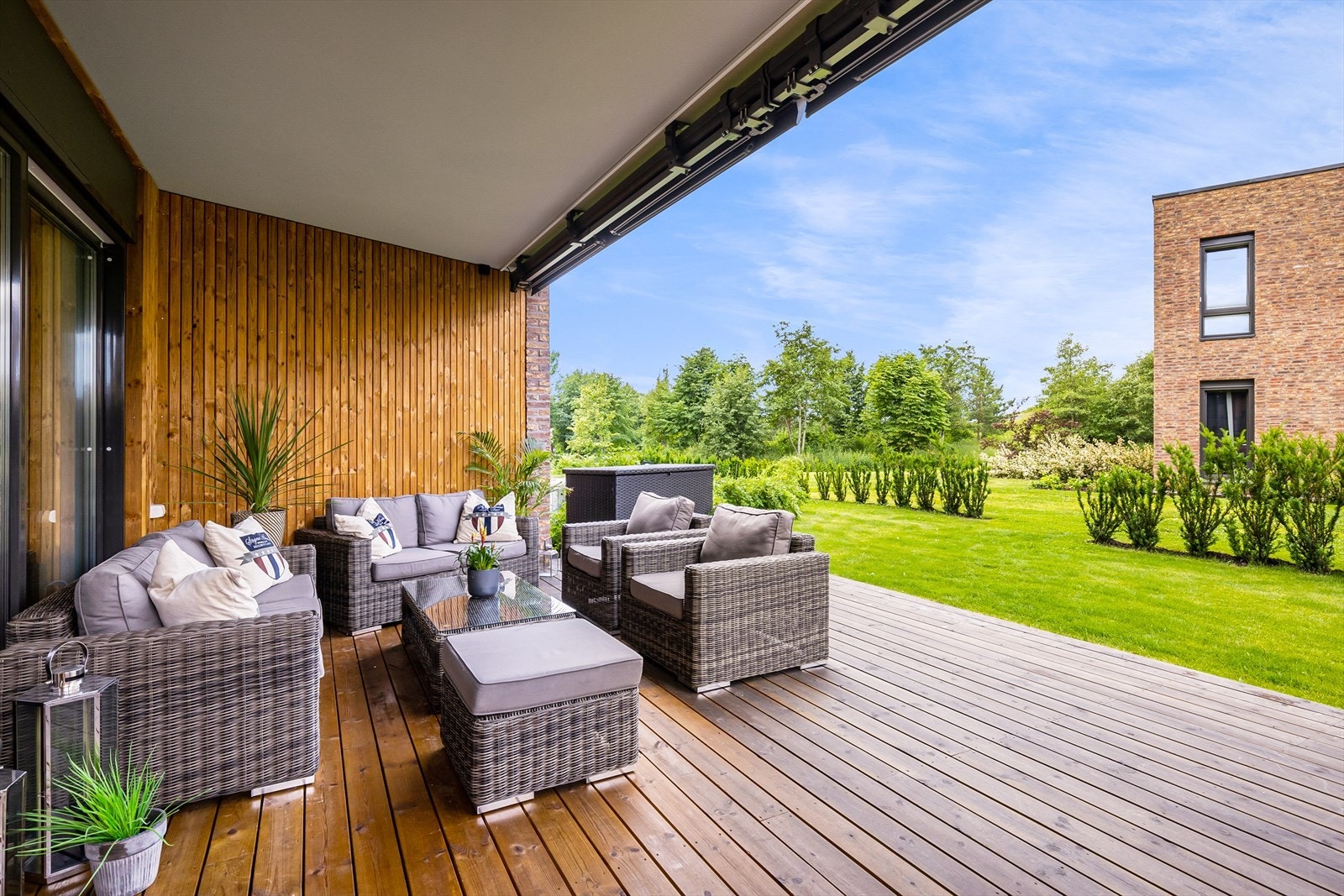 Terrasse og hagedel med svært god solforhold i grønne og idylliske omgivelser. Galleribilde