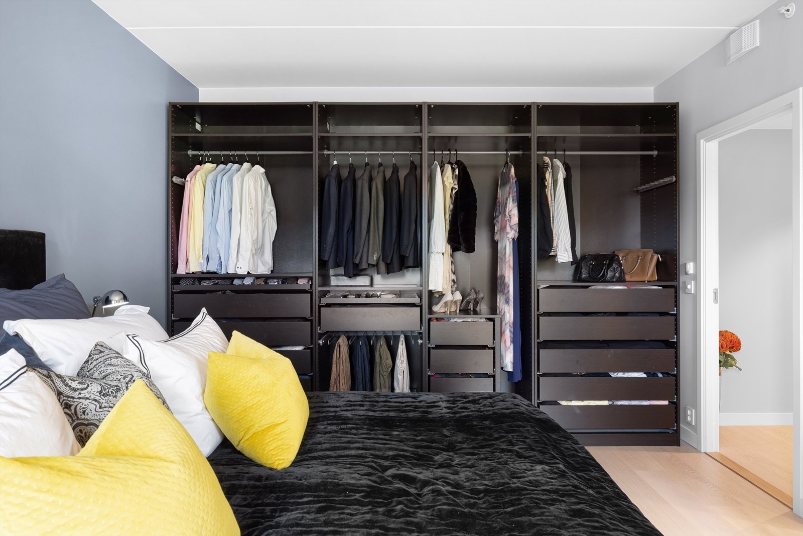 Stor garderobeløsning på hovedsoverommet. Galleribilde
