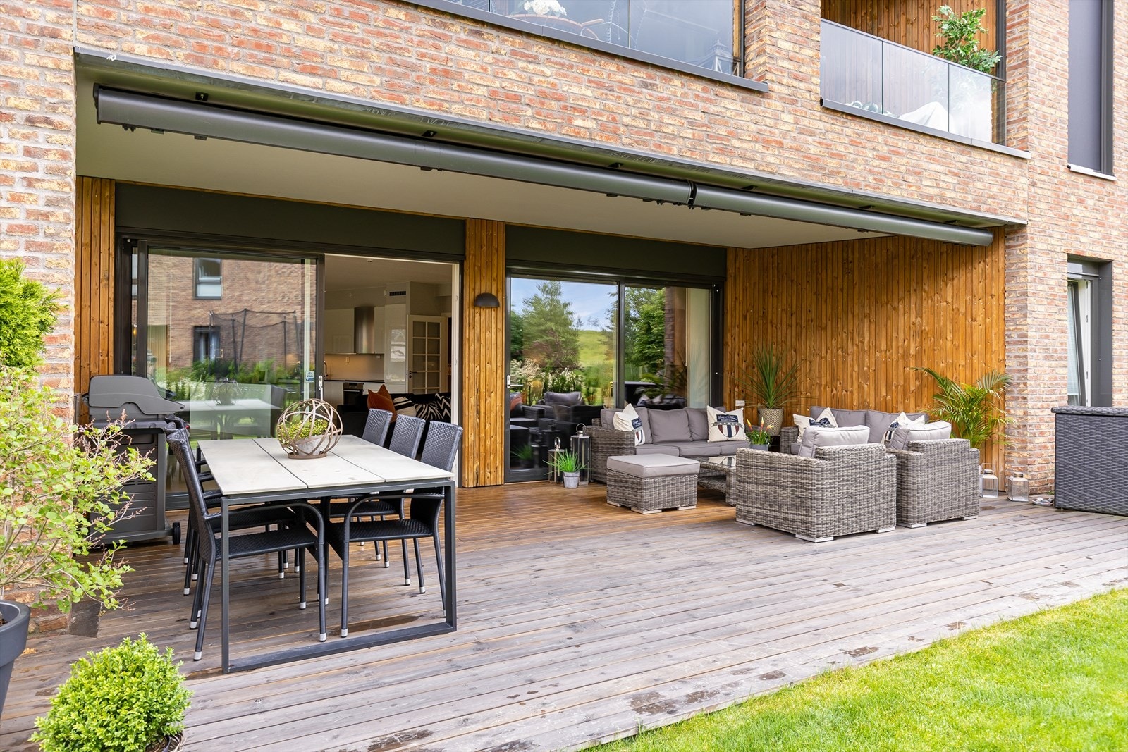 Fra stuen er det utgang til vestvendt markterrasse på hele 40 kvm. Galleribilde