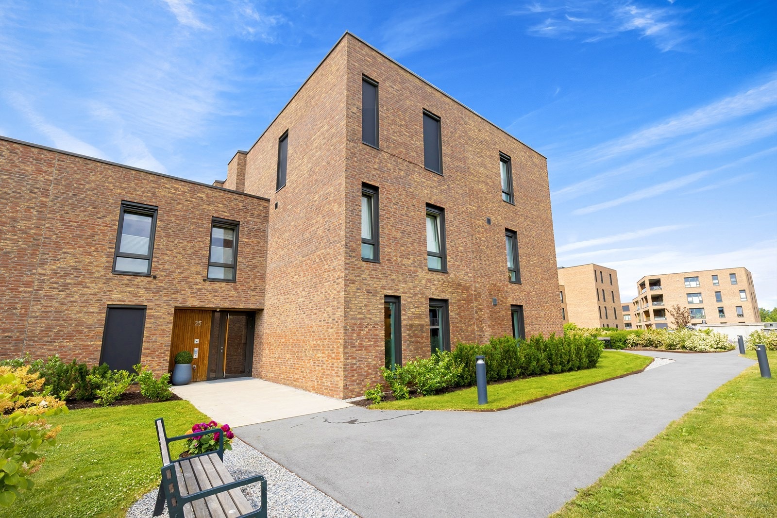 Fasade - Leiligheten har en flott beliggenhet i front omkranset av pent opparbeidede parkområder. Galleribilde