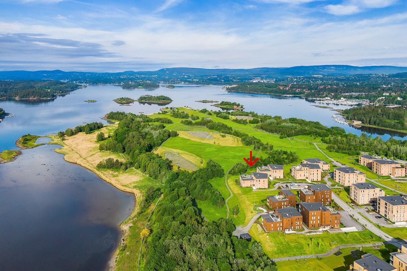 Tilbaketrukket og rolig beliggende i naturskjønne omgivelser med umiddelbar nærhet til sjøen, strand og bryggeanlegg, perfekt for bading og sjøliv. Galleribilde