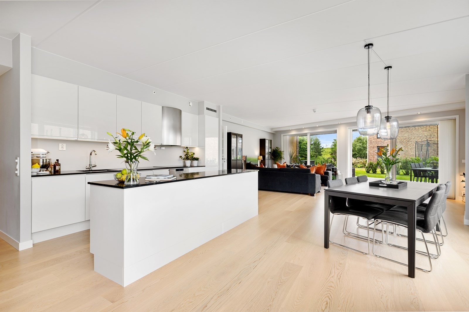 Den åpne løsningen gir mye lys og en god atmosfære. Galleribilde