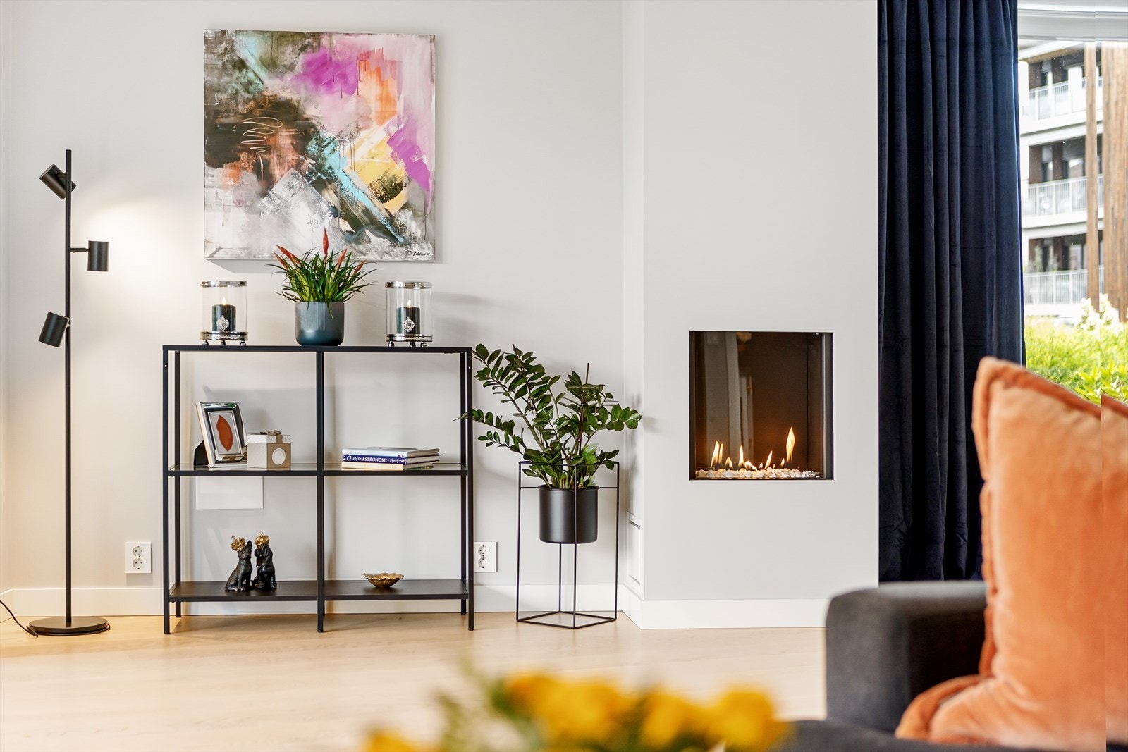 Stemningsfull og varmende gasspeis. Galleribilde