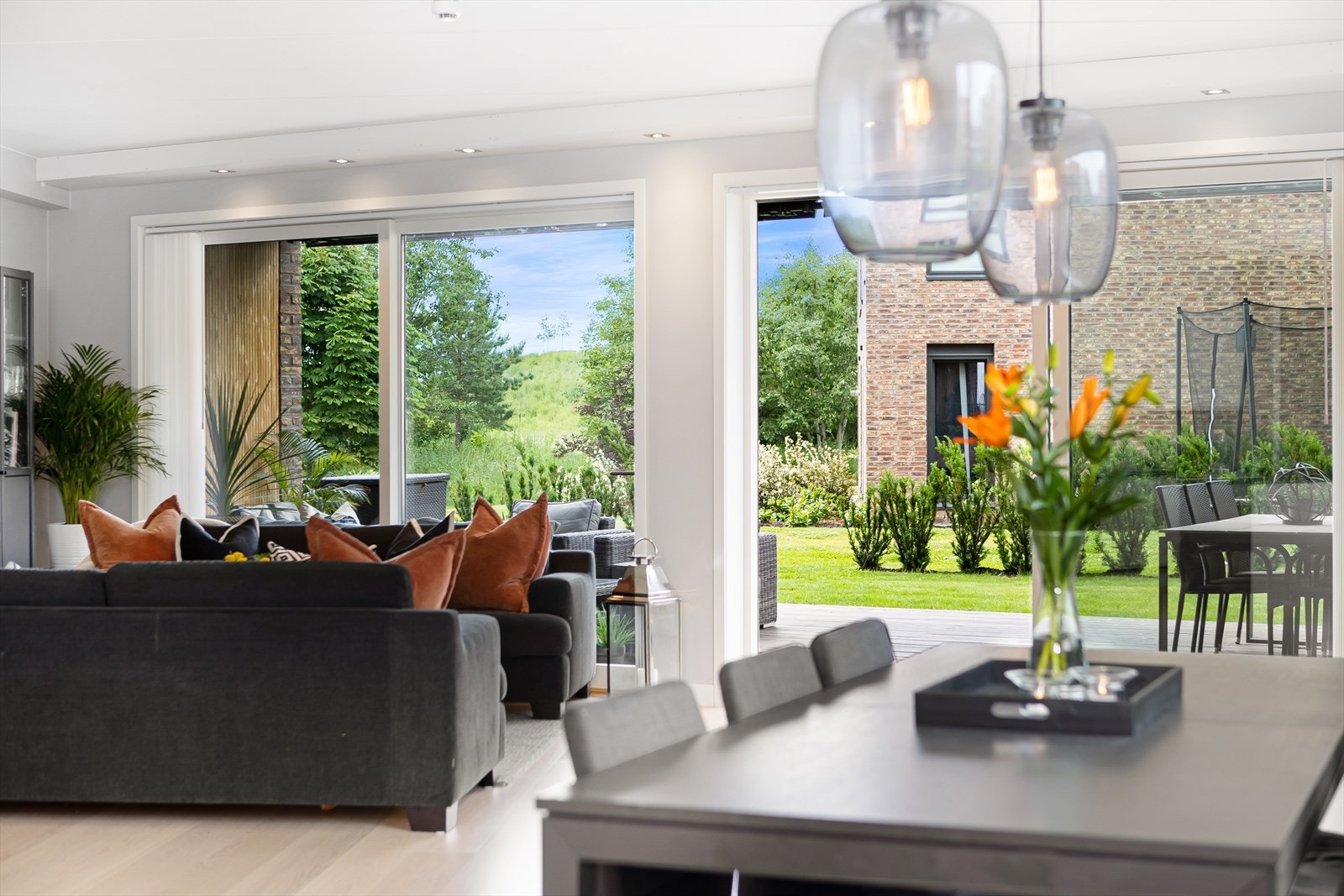 Store rom og vindusflater som gir vakkert lysinnslipp hele dagen. Galleribilde