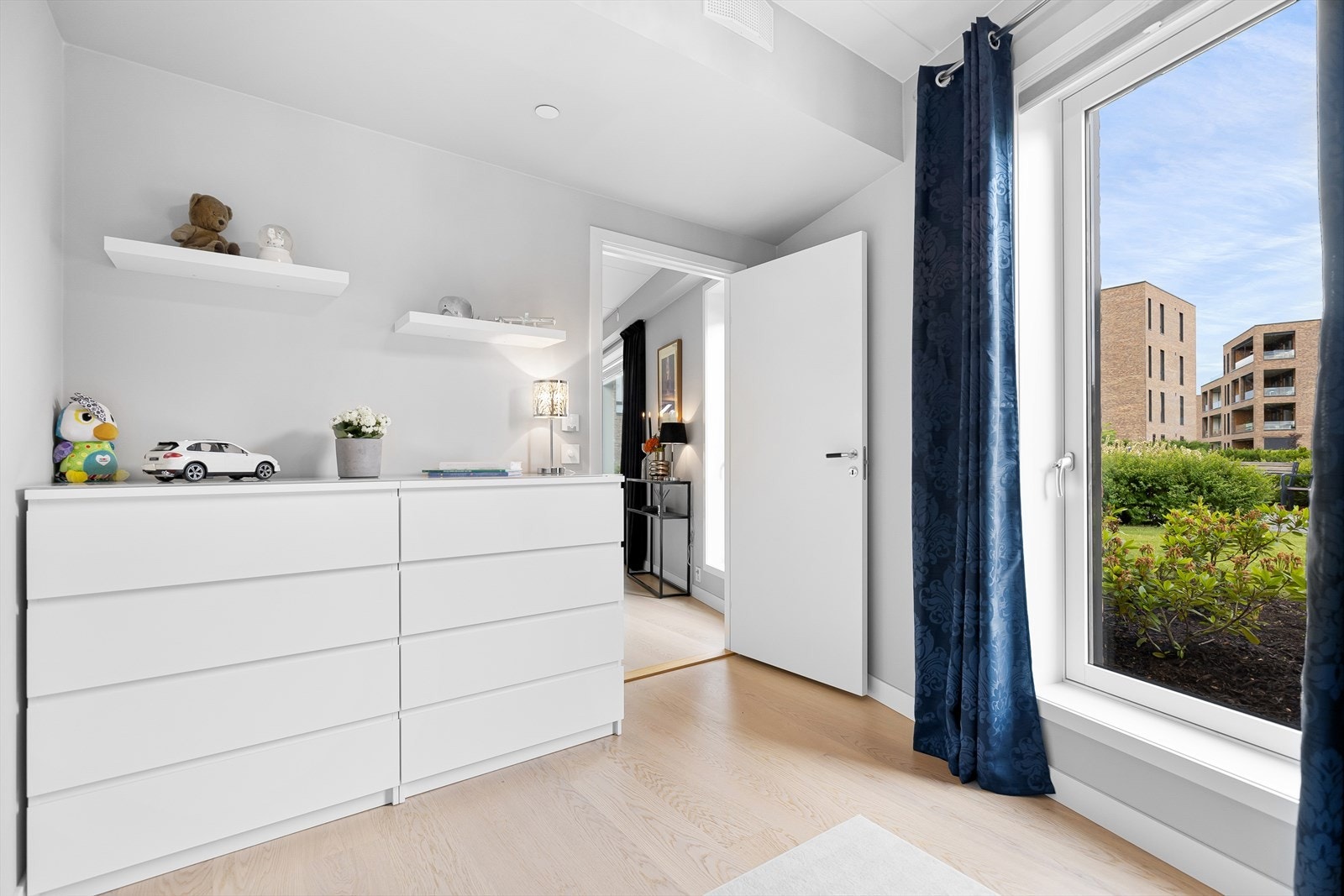 Masse plass til oppbevaring på alle soverom. Galleribilde