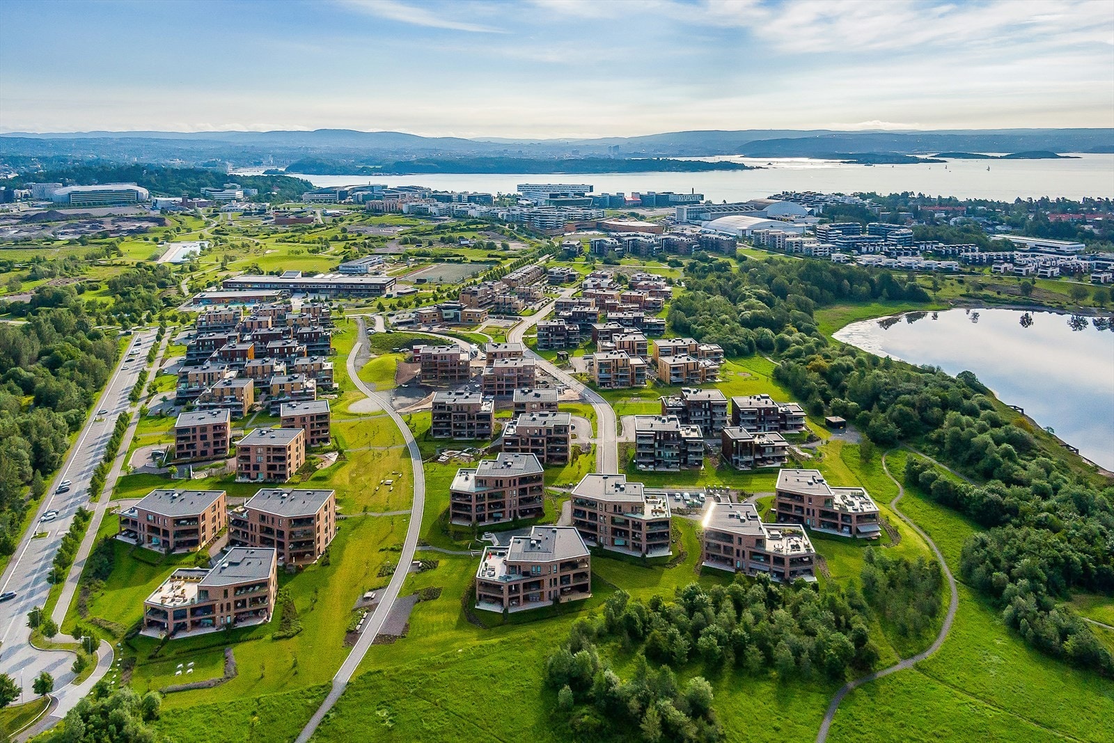 Boligen ligger tilbaketrukket inne på området uten sjenerende gjennomgangstrafikk og med gode siktlinjer mot grøntområdene og åsryggene. Galleribilde