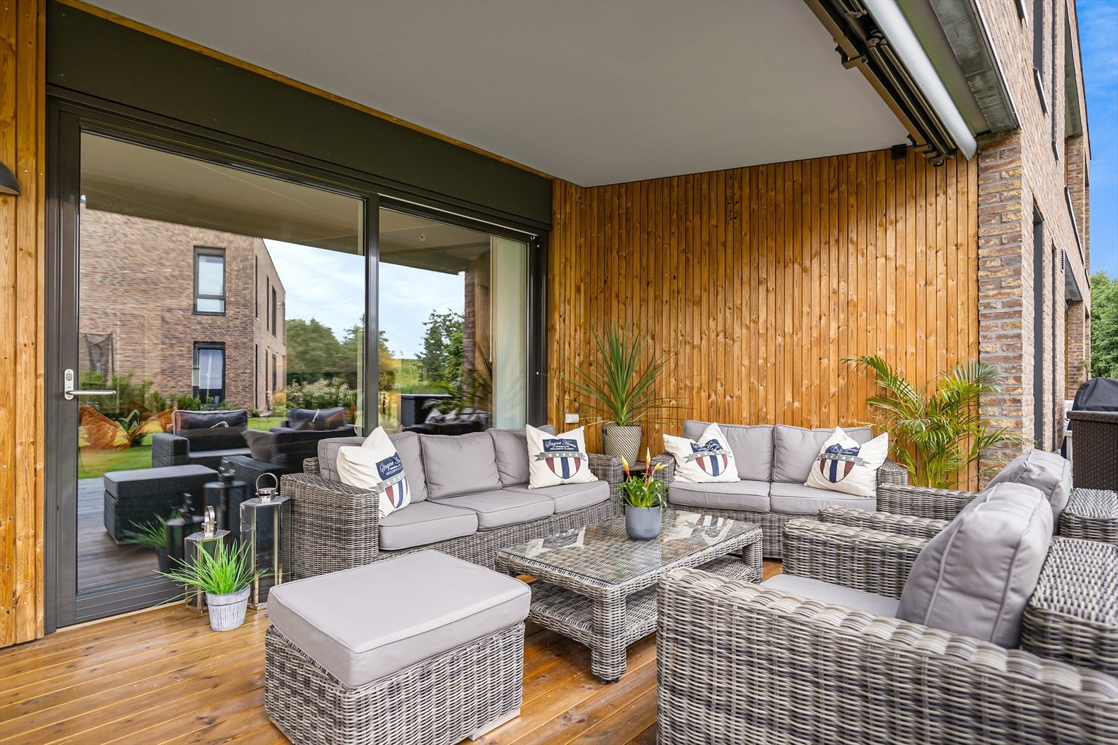 Markterrasse har elektrisk styrte markiser, stikkontakter, utelys og uttak for gass. Galleribilde