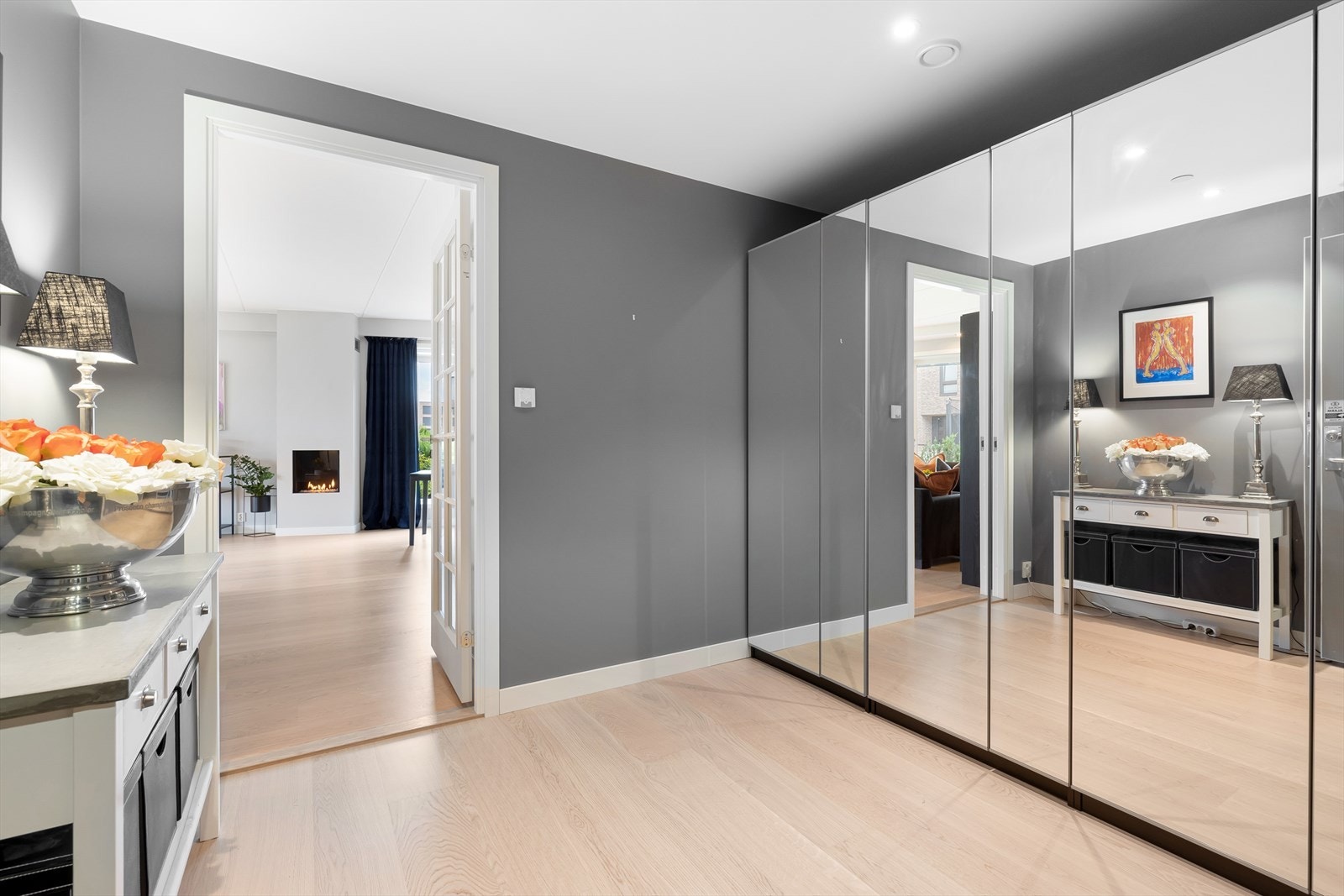 Tiltalende entré med stor garderobe med speilfronter. Galleribilde