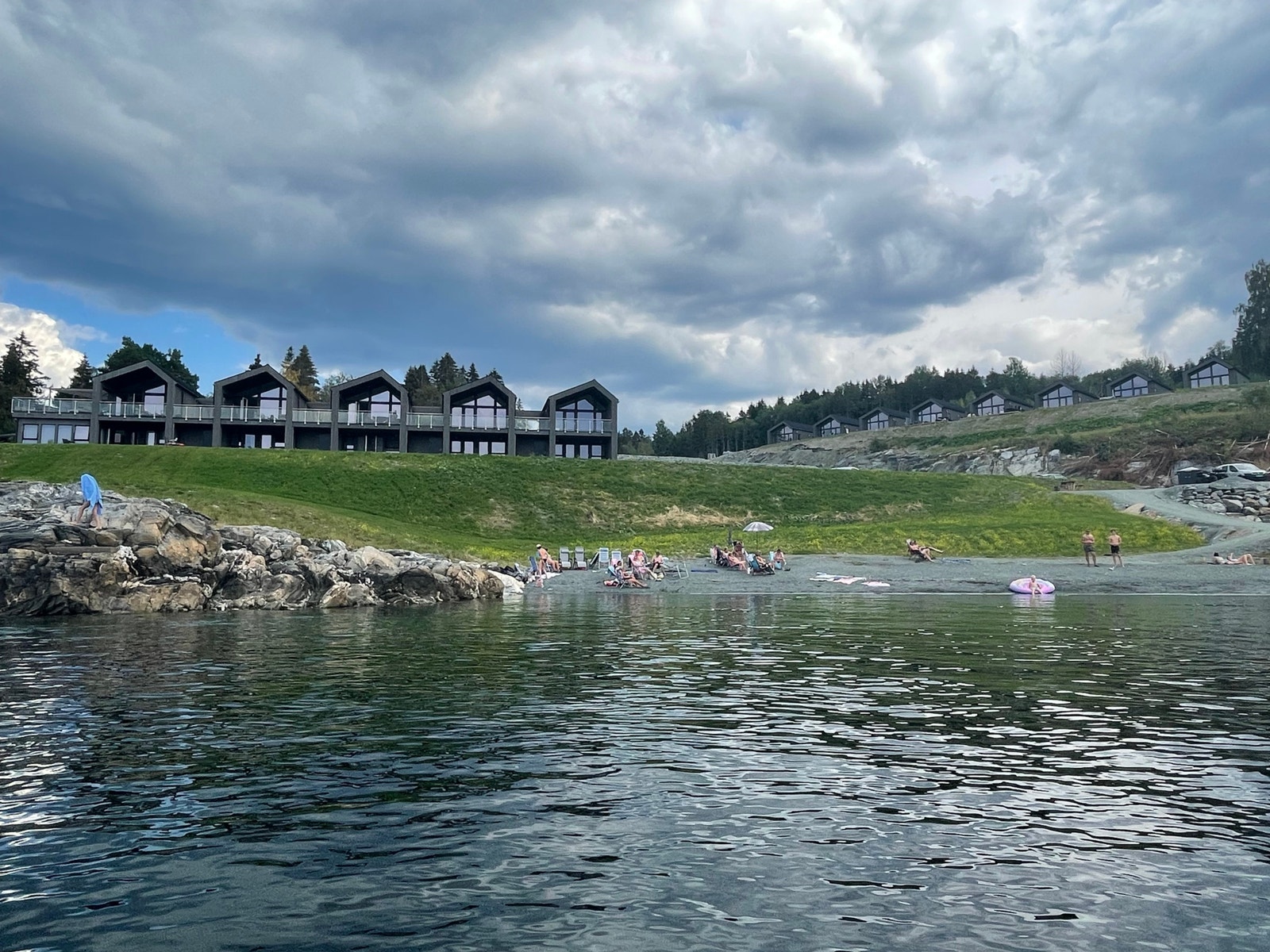 Stranden ligger en rask rusletur fra tomtene rett ved signaturprosjektet Frosta Brygge som vil gi området et løft i tiden som kommer. Galleribilde