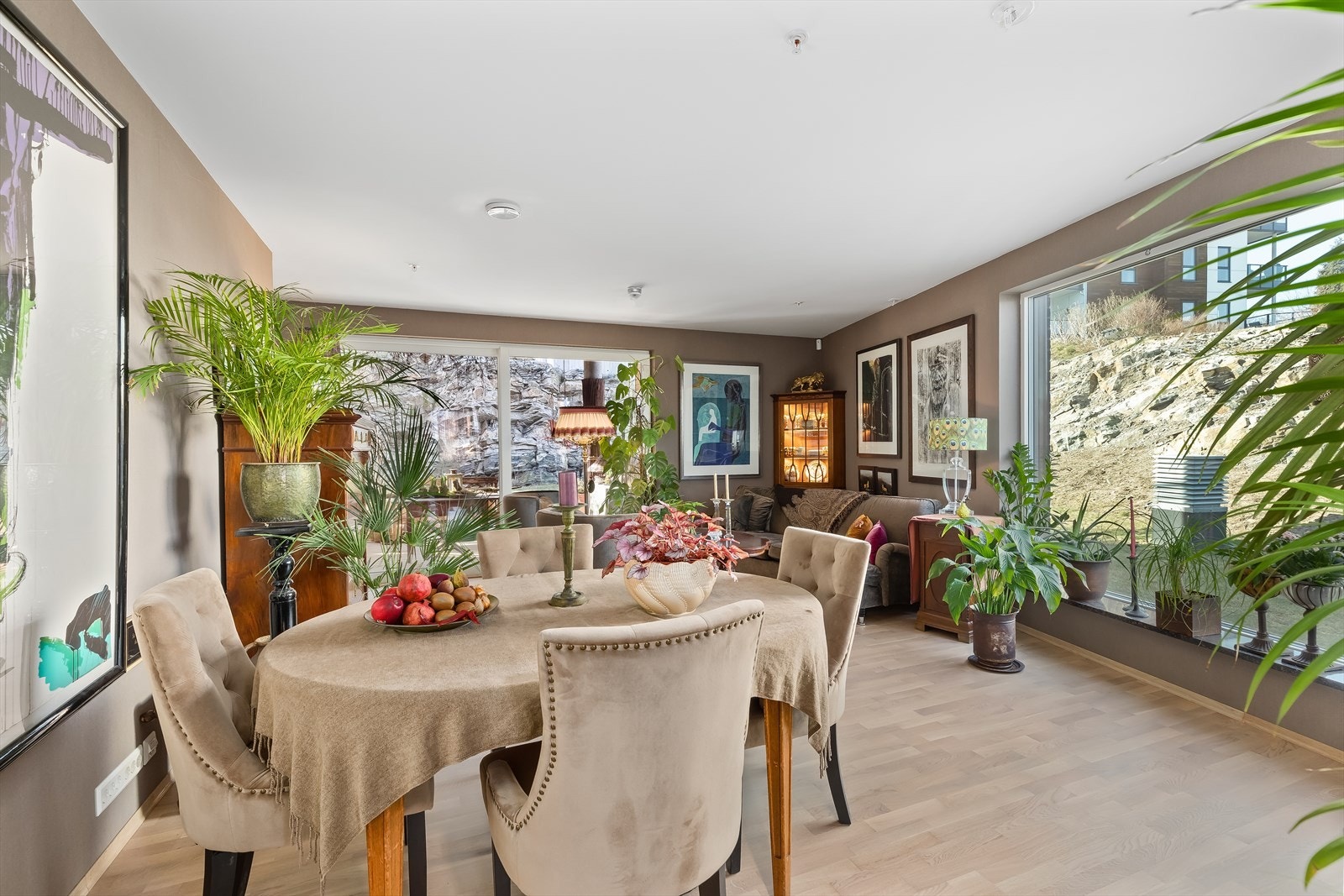 Stuen er av god størrelse med gode vindusoverflater. Galleribilde