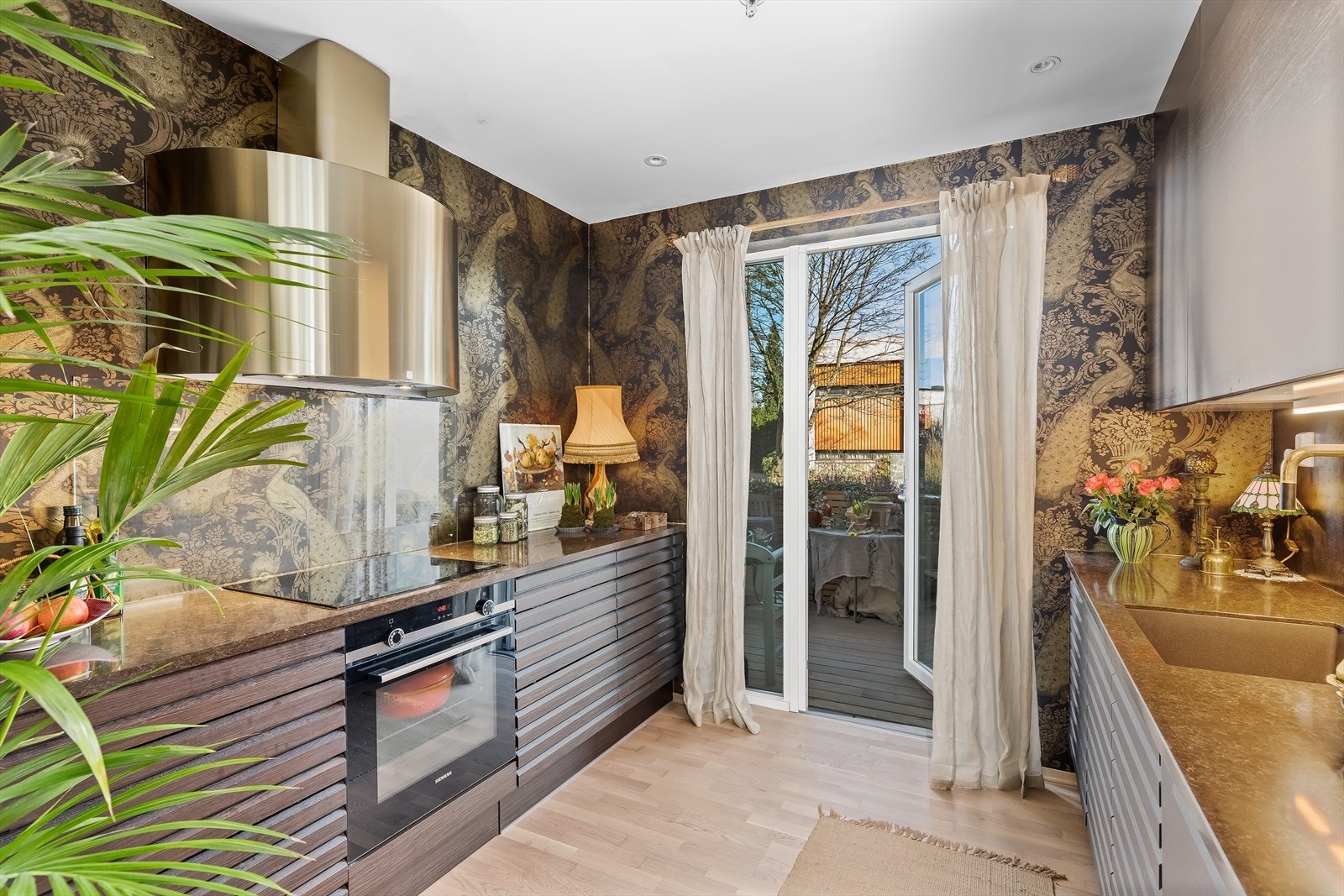 Utgang til egen liten platting med mulighet for litt utemøblementer. Galleribilde