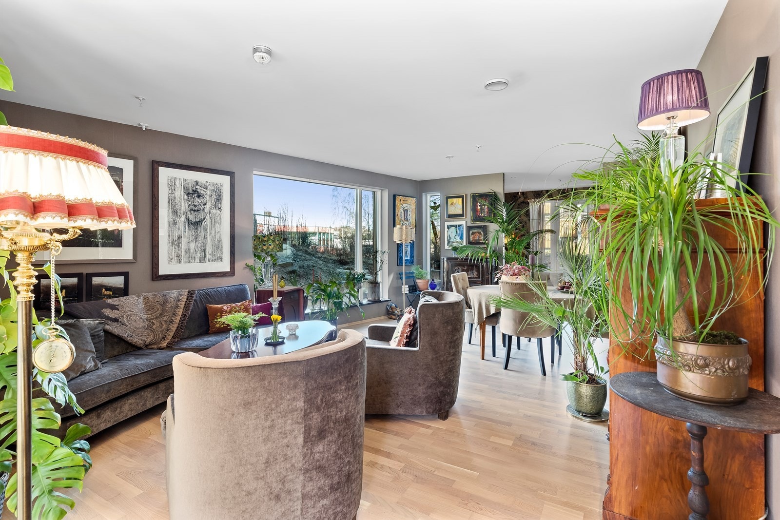 Stuen er tapetsert og har plass til sofagruppe samt et rundt spisebord. Galleribilde