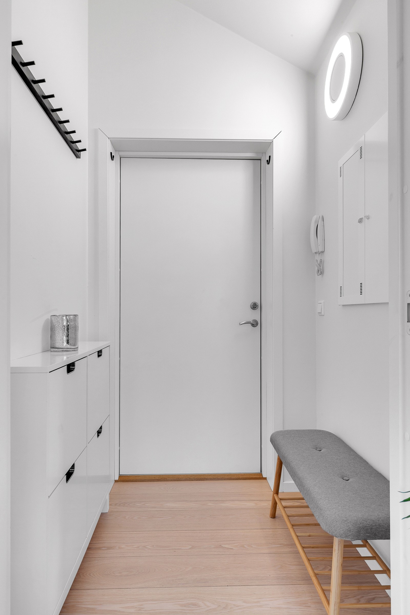 Det er adkomst med trapp til leiligheten og inngangspartiet gir et svært godt førsteinntrykk. Galleribilde