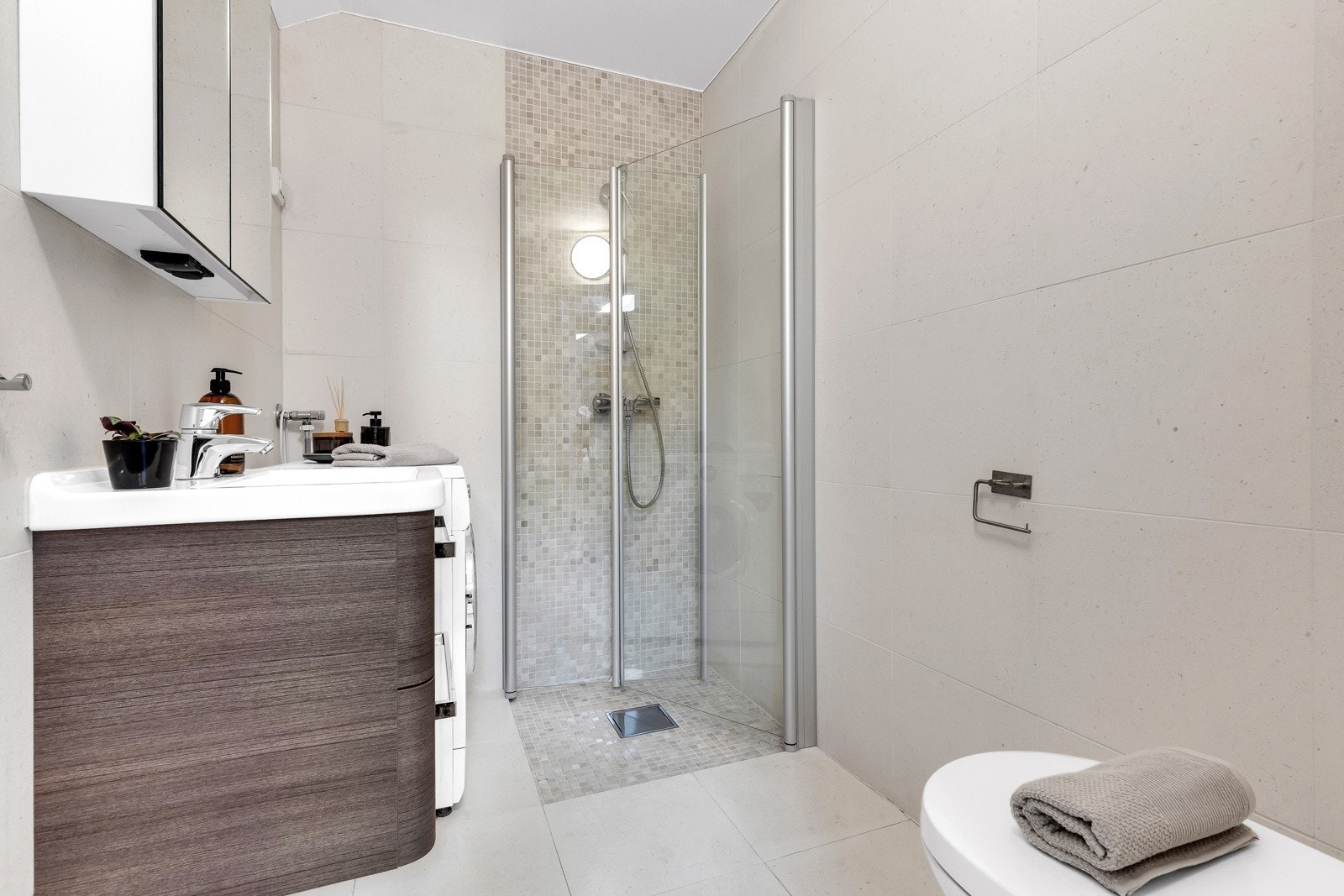 Flotte flisvalg med mosaikkfliser i dusjsonen. Galleribilde