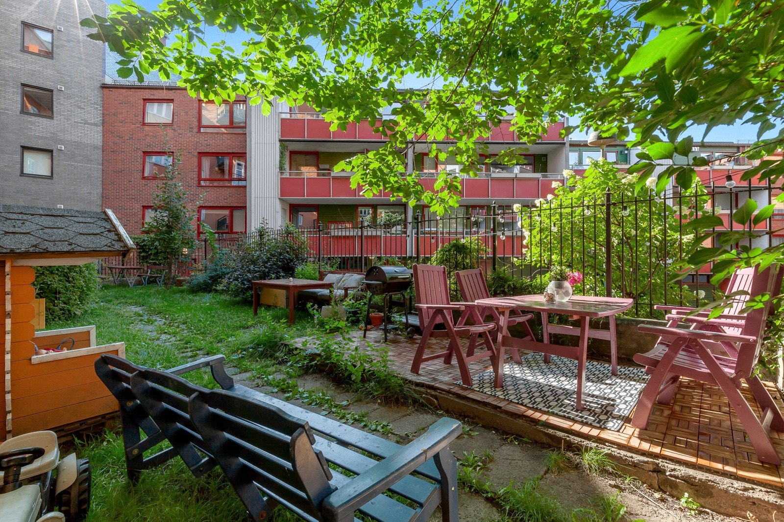 Fellesområdene er pent opparbeidet med gressplen, heller, sittegrupper og sykkelparkering. Galleribilde