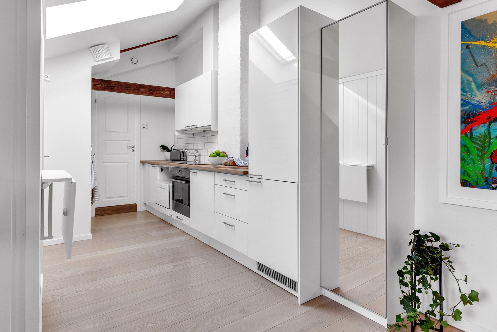 Stuen er pen med åpen, sosial kjøkkenløsning med plass til spisebord. Galleribilde