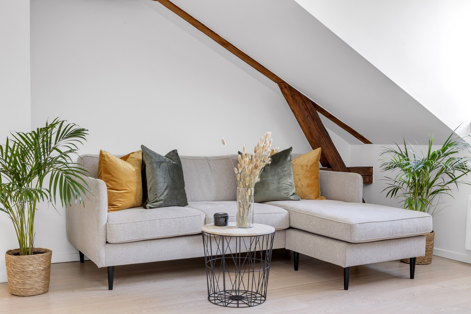 Takbjelkene, takvinduene og den gode takhøyden gir den klassiske loftsfølelsen. Galleribilde