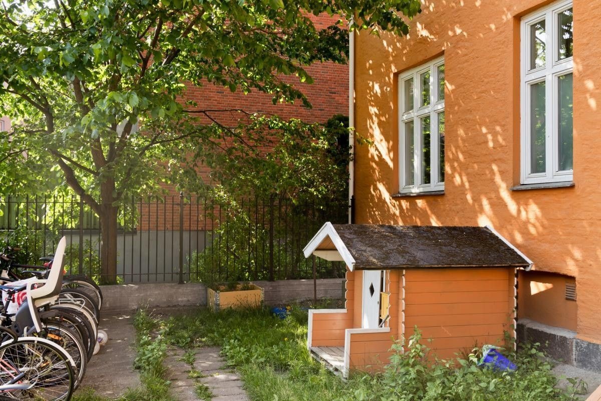 Bakgården er frodig og her er det også sykkelparkering. Galleribilde