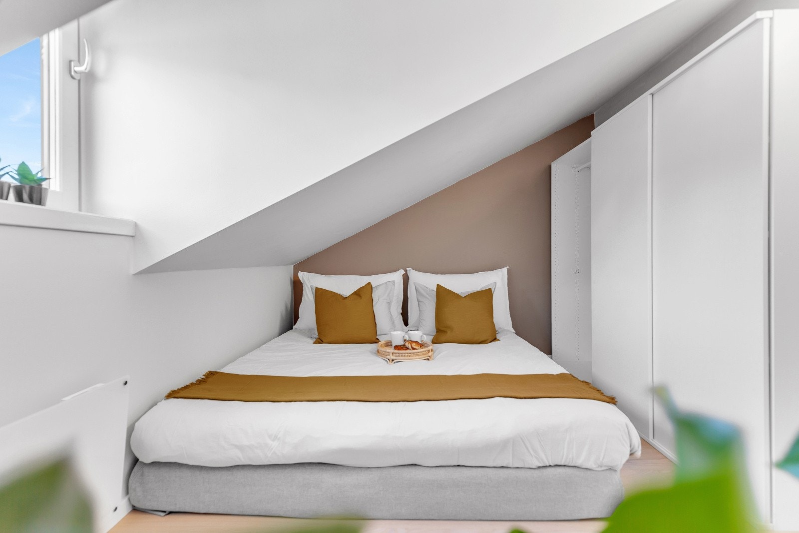 Enstavs eikeparkett på gulv, malte flater og malt himling. Galleribilde