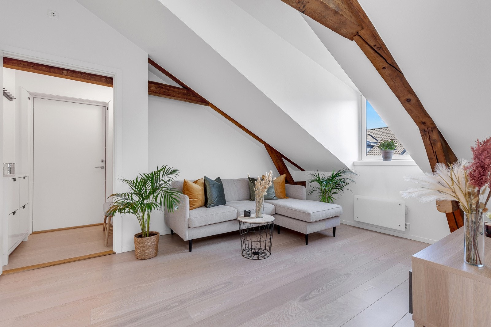 Loftsetasjen ble gjort om til leiligheter i 2016 og holder således en svært høy standard. Galleribilde