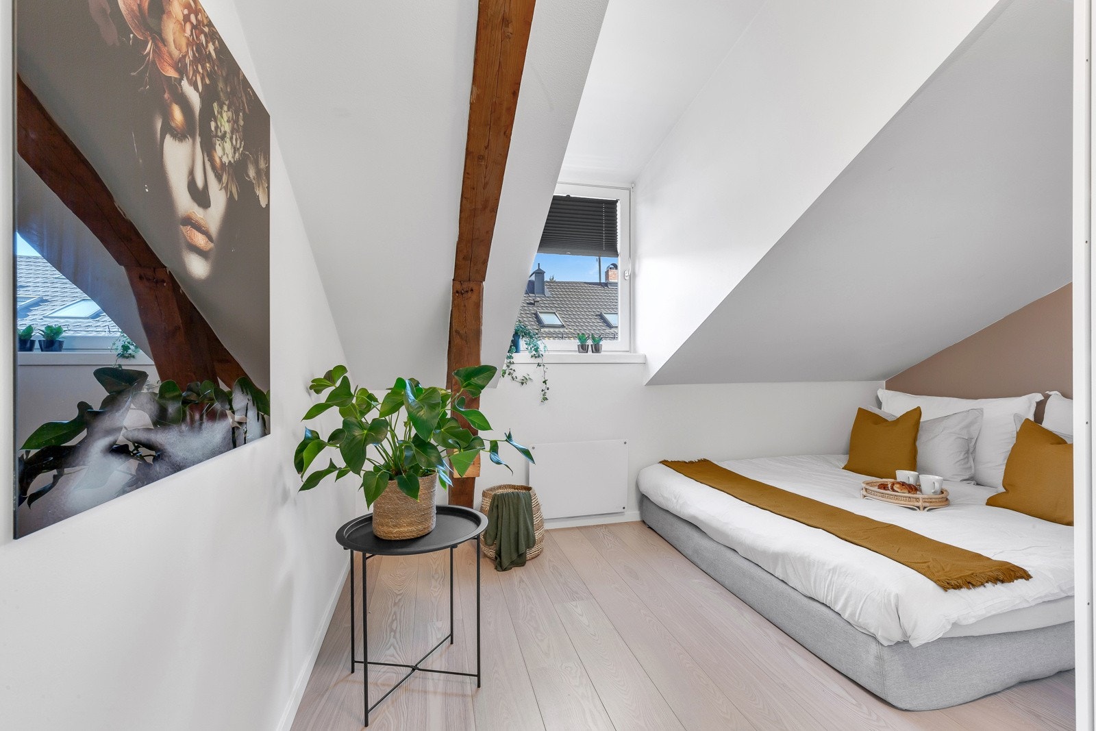 Soverom med plass til dobbeltseng og garderobeløsning. Galleribilde