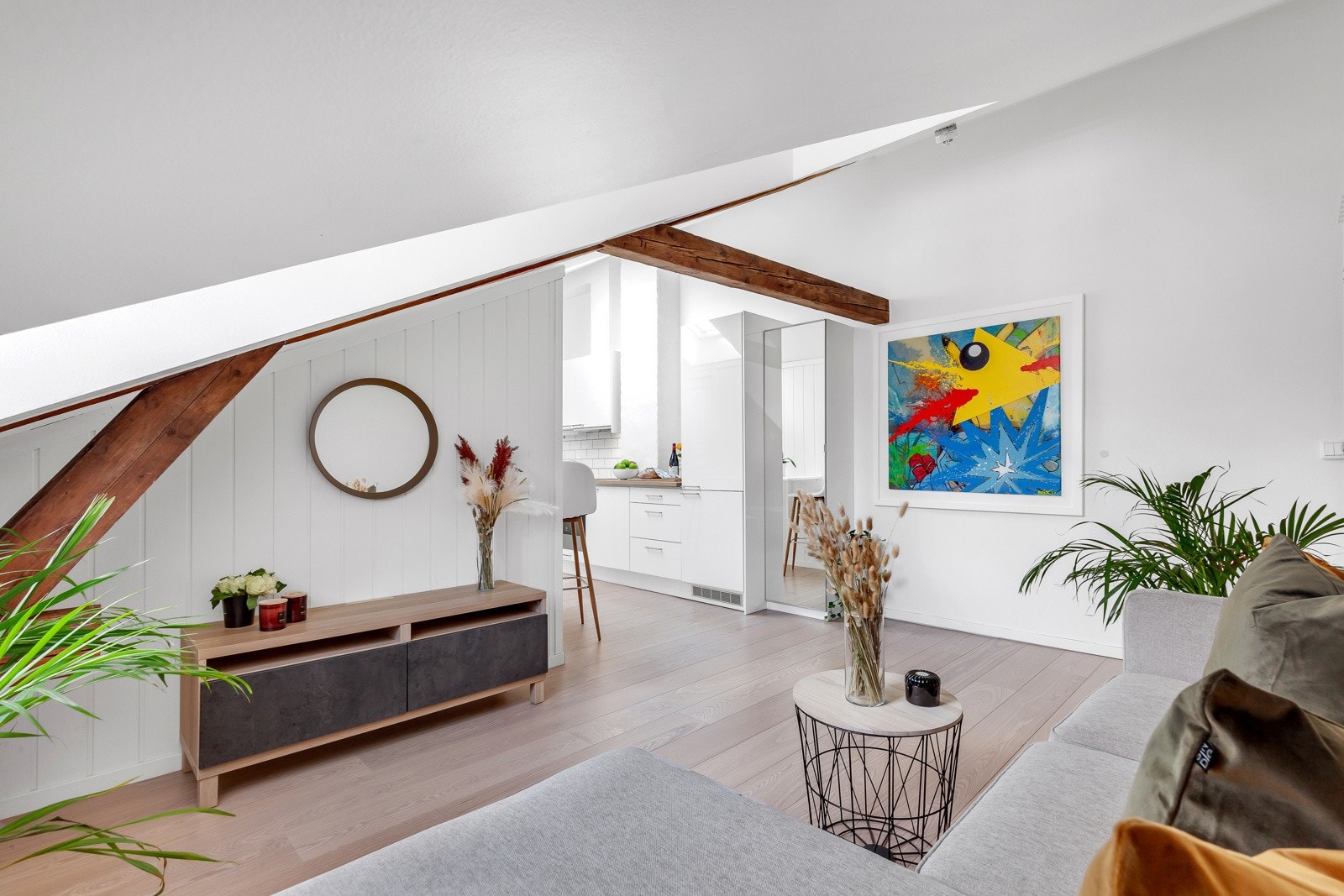 Innvendig er leiligheten lysmalt og enstavs eikeparkett er gjennomgående. Galleribilde