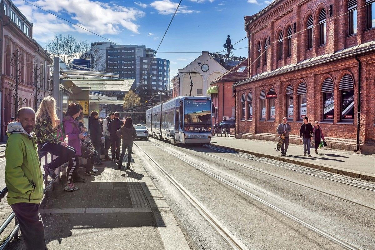 Kort gangavstand til trikk og buss. Galleribilde