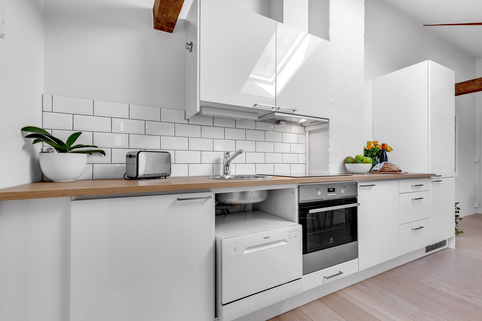 Det er montert magnetventil med sensor som stopper vann ved en eventuell lekkasje under kjøkkenbenk. Galleribilde