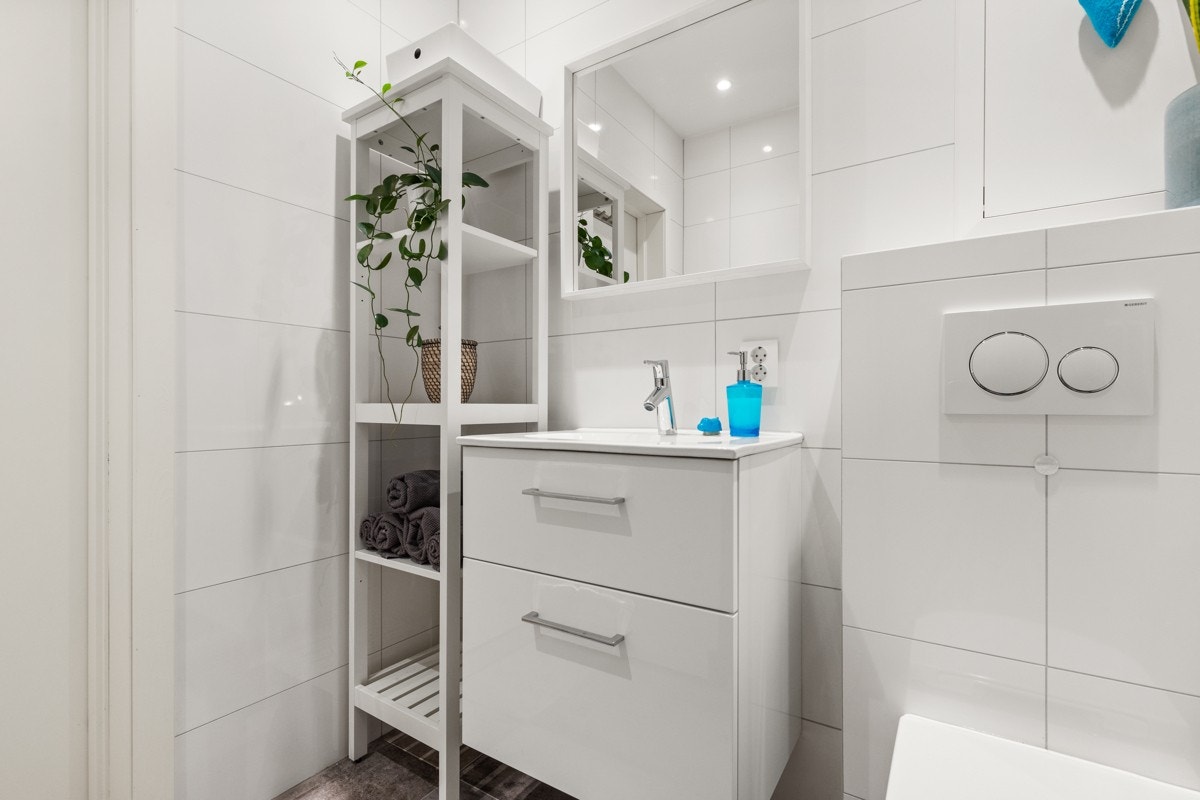 Lekkert flislagt bad i hybel/praktikantdel. Galleribilde