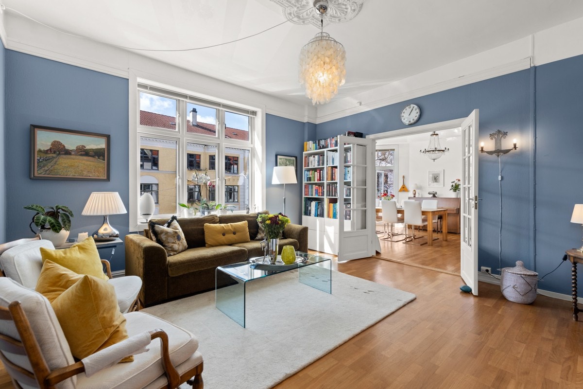 Fra denne første stuen ser man videre inn mot spisestue med åpen kjøkkenløsning. Galleribilde