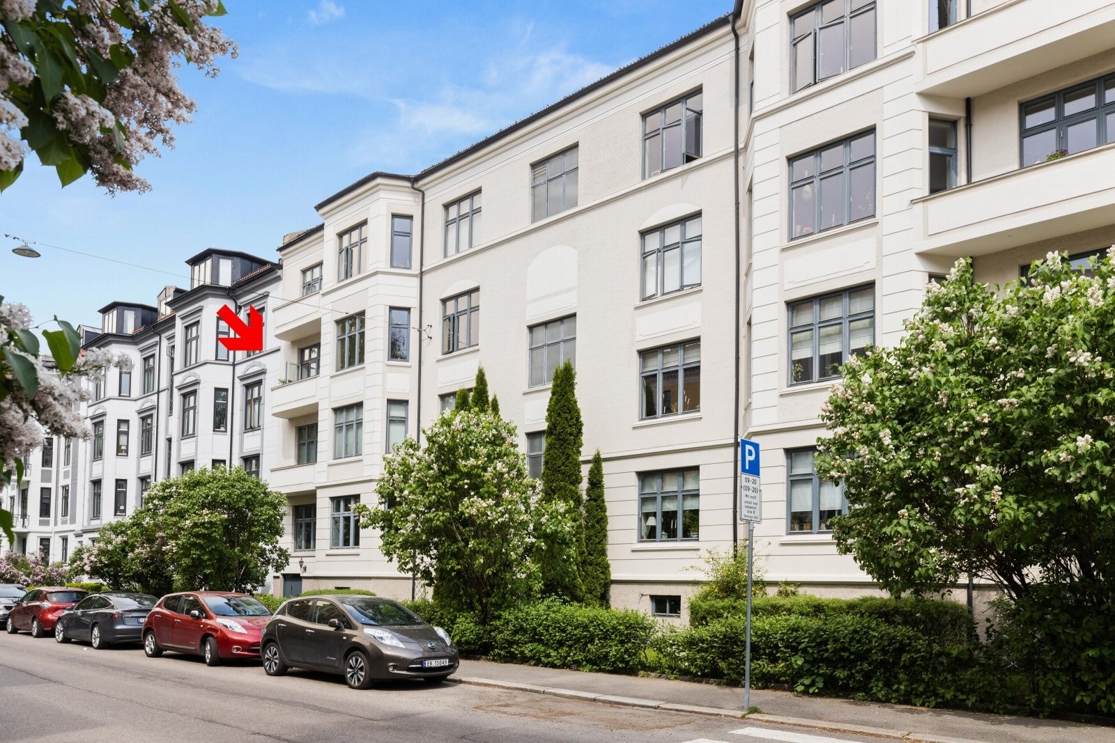 Fasaden til Suhms gate 3 B med rødpil mot plasseringen for den solrike balkongen. Galleribilde