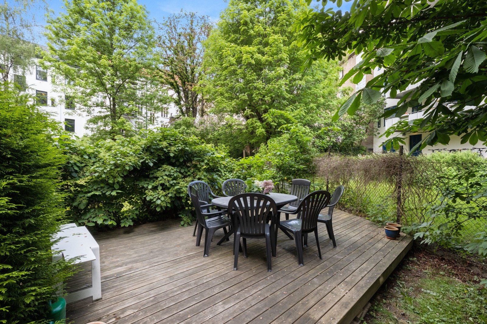 Bygården har egen grønn og hyggelig bakgård med sittegruppe for beboerne. Galleribilde