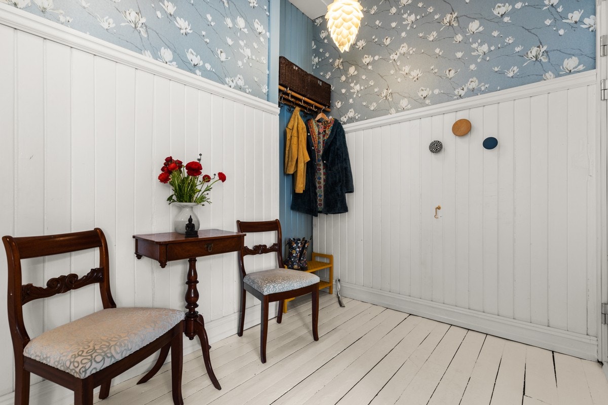 Leiligheten har en lys og romslig entre med god plass til garderobeskap. Galleribilde
