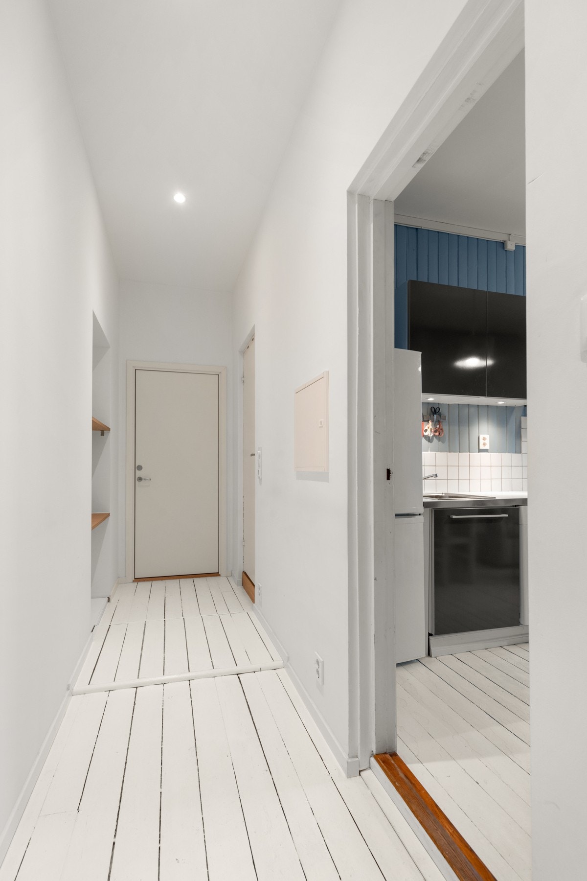 Hybeldelen har egen gang som leder til eget og også nyoppusset bad. Galleribilde