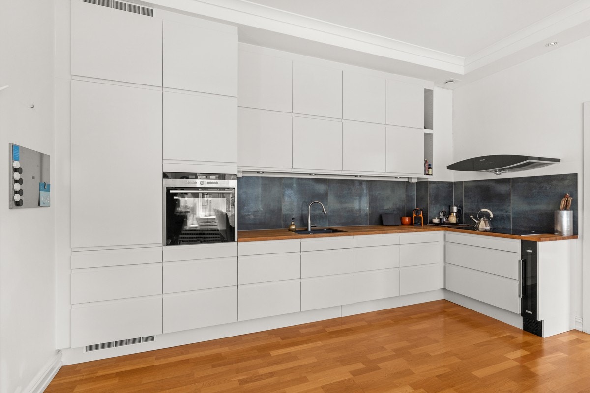 Leiligheten har et pent kjøkken fra HTH. Galleribilde