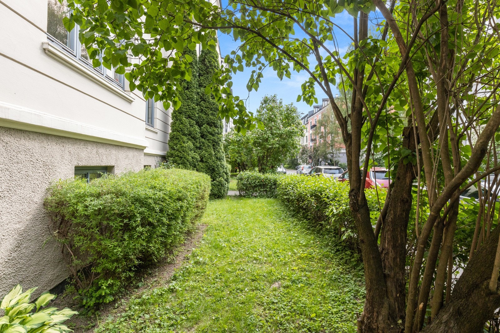 Bygården har frodig og grønn forhage. Galleribilde