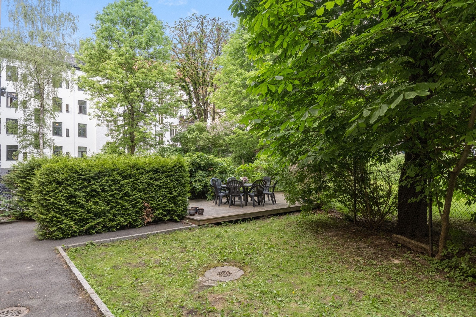 Bakgården. Galleribilde