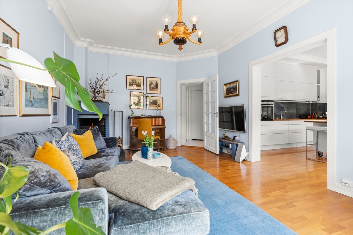 Inne i peisestuen igjen med sikt mot gang som leder til hovedsoverom/"on suite". Galleribilde