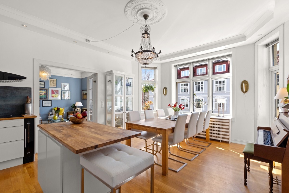 Spisestuen sett fra den åpne kjøkkendelen. Galleribilde