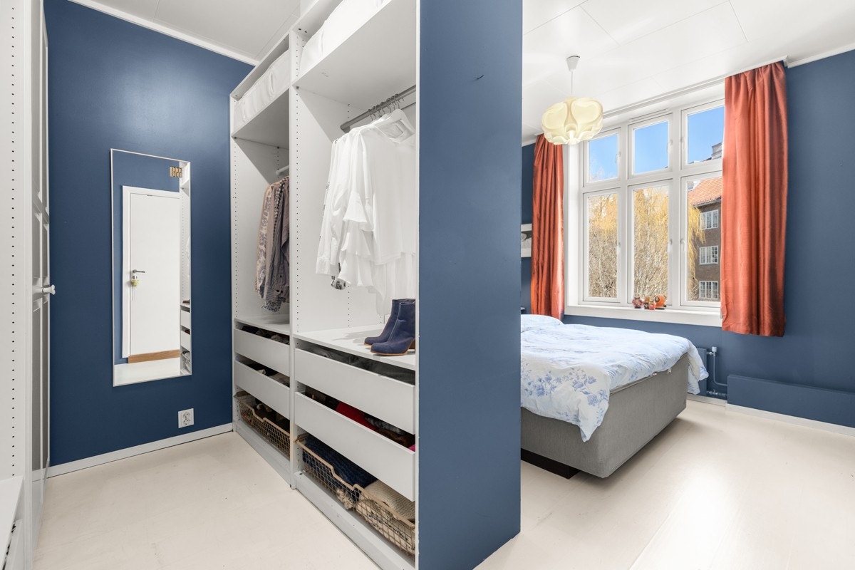 Leiligheten har et stort hovedsoverom med garderobedel. Galleribilde