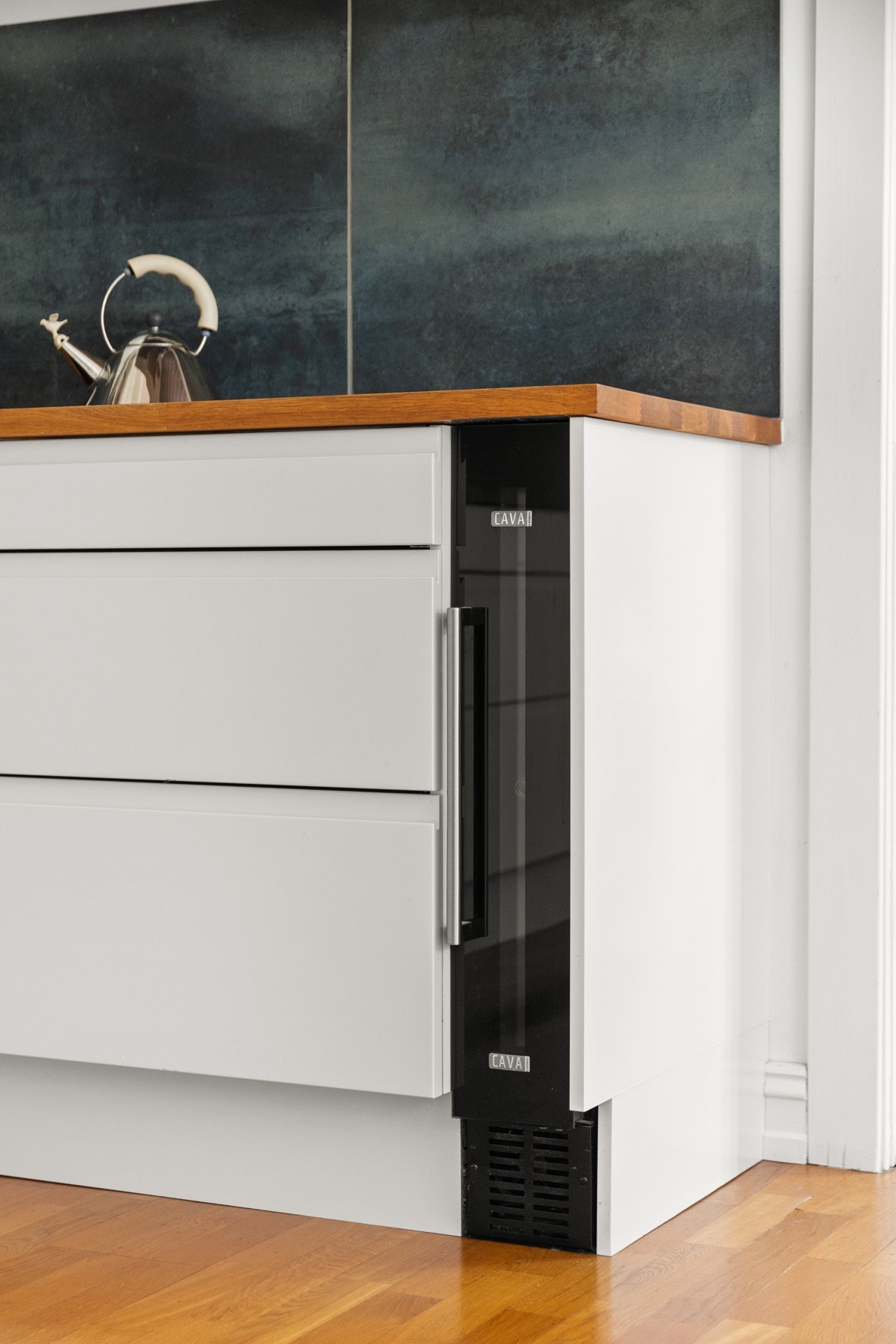 Detaljbilde, integrert vinskap i kjøkkeninnredning som medfølger salget. Galleribilde