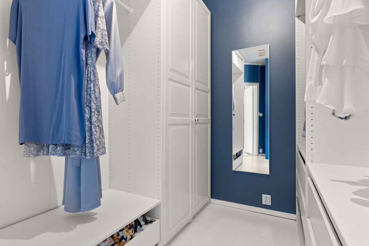 Garderoben har god plass med oppheng,skap og hyller. Galleribilde