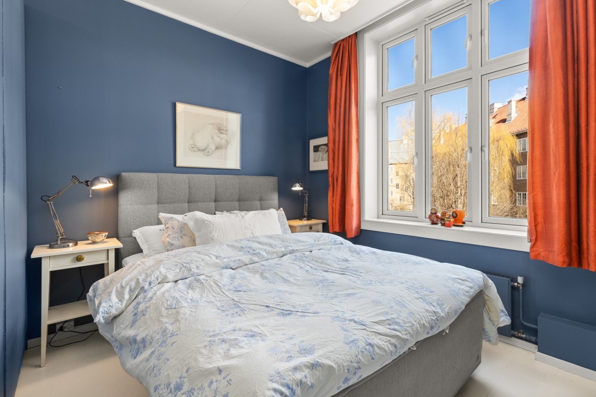 Hovedsoverommet har god plass til bred dobbeltseng. Galleribilde