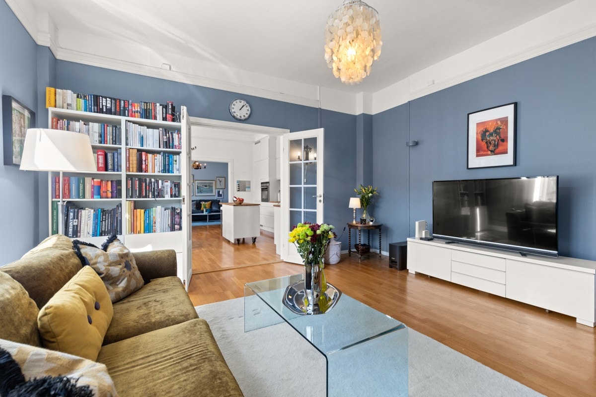 Den første stuen kan fungere perfekt som tv-stue. Galleribilde