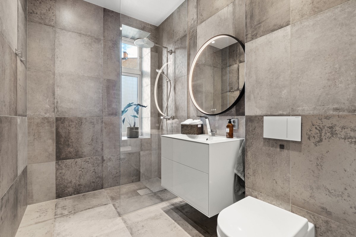 Hovedsommet har eget lekkert nyoppusset bad med også meget generøs takhøyde. Galleribilde